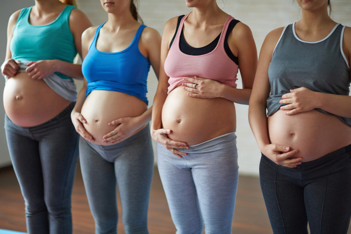 Fire gravide kvinder i sportstøj
